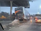 Ônibus sobe em mureta de pedágio em Arapongas e deixa dois feridos