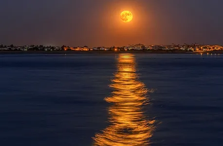 A Lua ainda pode parecer laranja devido à perspectiva da Terra, considerando o reflexo do Sol