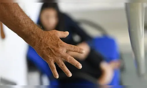 Homem embriagado ameaça mulher com facas em Grandes Rios