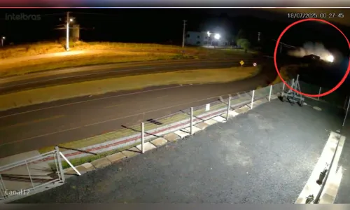 Câmera de segurança flagra momento do acidente que matou família no PR