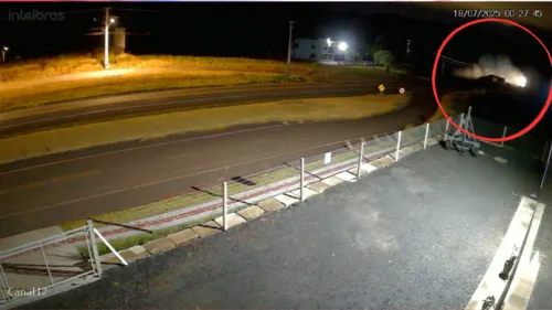 A câmera registrou o momento exato da colisão que deixou cinco mortos no Paraná.