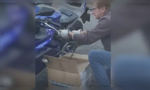 Cobra é pega se escondendo do frio em carenagem de moto no Paraná