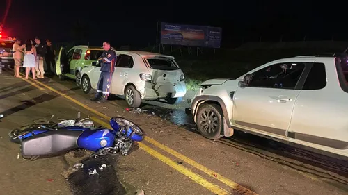 A colisão envolveu um Fiat Uno, um Fiat Strada, um Volkswagen Gol e uma motocicleta Honda