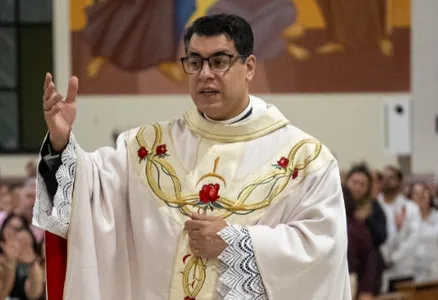 A programação da noite começa com o Santo Terço, seguido pela Procissão Luminosa e a Santa Missa.