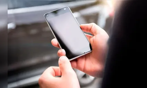 Celular é furtado enquanto criança brincava próximo ao portão