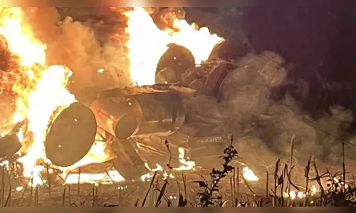 Caminhão tomba e pega fogo na PR-466 entre Marumbi e Kaloré