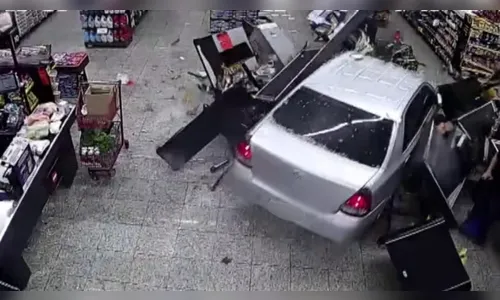 Veja momento em que carro invade supermercado no PR