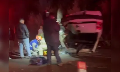 Motorista de Saveiro fica ferido após veículo capotar na Vila Reis