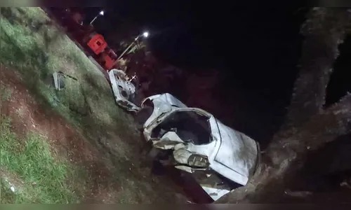 Acidente com carro deixa motorista ferido na entrada de Jardim Alegre