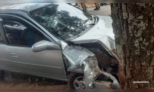 Três ficam feridos após carro bater contra árvore em Jandaia do Sul