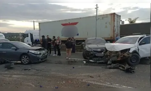 Acidente no PR envolve 10 veículos e deixa 17 pessoas feridas