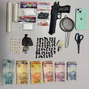 Além das drogas, foram apreendidos dinheiro, celular e simulacro