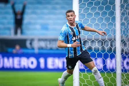 Alysson Edward marcou o primeiro gol no profissional do Grêmio
