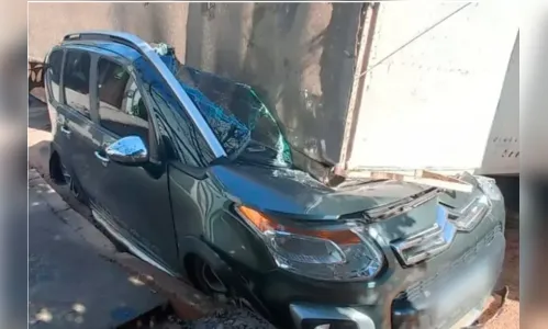 Carreta tomba e esmaga carro em Maringá