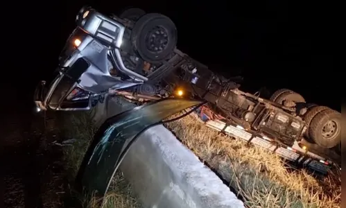 Motorista perde controle em curva e caminhão tomba na PR-180