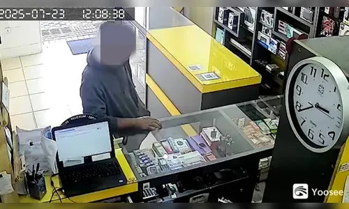 Vídeo: Homem furta fone de ouvido em loja de eletrônicos de Apucarana