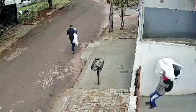 Bandidos agiram na manhã desta quarta-feira, no Residencial Araucária, e ação foi flagrada por câmeras de monitoramento