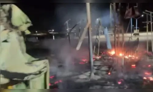 Incêndio destrói brinquedo infantil no lago Saracura, em Faxinal