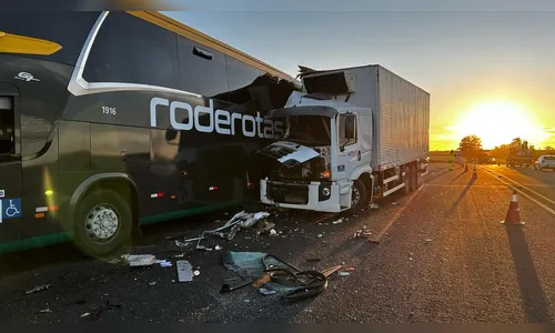 Acidente entre caminhão e ônibus é registrado na PR-444 em Arapongas