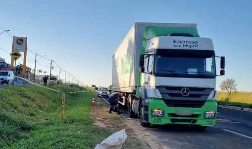 Caminhão em Marialva após atropelamento