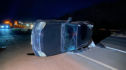 Caminhonete capotou após colidir com carro na BR-376