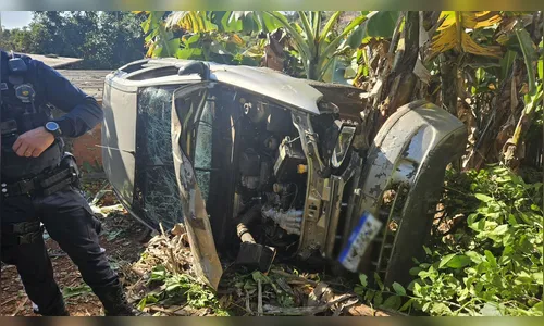Carro capota e duas meninas ficam feridas em Apucarana; veja