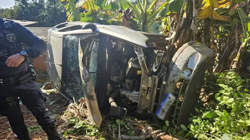 Carro capota e duas meninas ficam feridas em Apucarana; veja