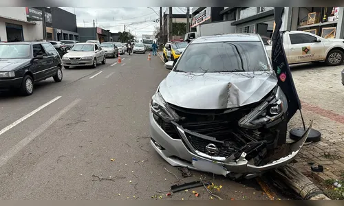 Motorista invade calçada, atropela pedestres e bate em árvore