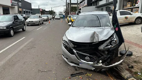 Carro invadiu calçada e atropelou pedestres na Rua Drongo