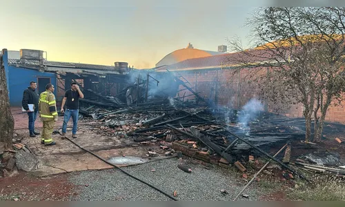Idoso morre carbonizado após incêndio em residência em Arapongas