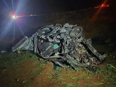 Veículo ficou totalmente destruído após o acidente