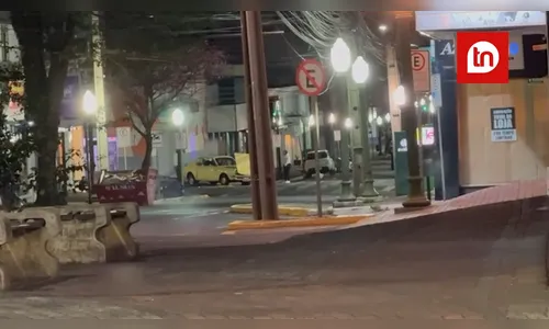 Vídeo mostra homens depredando Corcel após acidente em Apucarana; veja