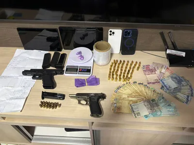 Dinheiro, armas de fogo e drogas foram apreendidos durante a operação