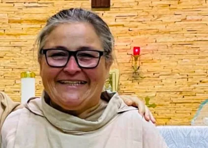 Ela era consagrada da Comunidade dos Pequenos Irmãos e Pequenas Irmãs de Jesus e Maria.