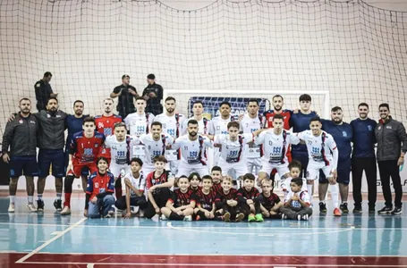Elenco e comissão técnica do Apucarana Futsal no ginásio Lagoão
