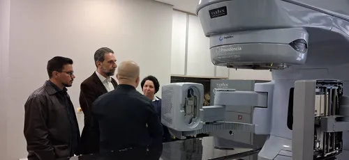 Enio e comitiva durante visita a a hospital
