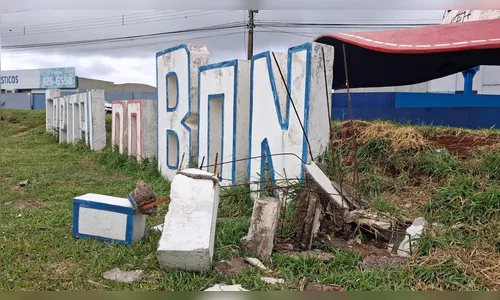 Câmera flagra carro atingindo letreiro do 'Bonezão' em Apucarana