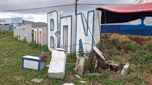 Letra É foi danificada ao ser atingida por carro