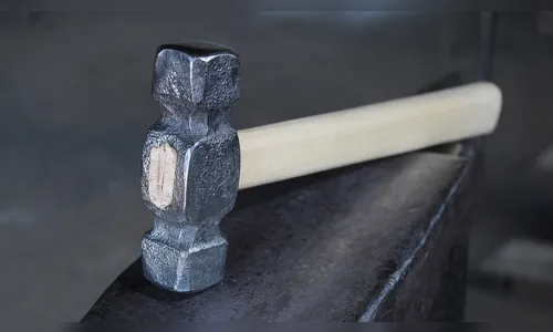 Homem armado com martelo agride colega de trabalho da ex em Arapongas