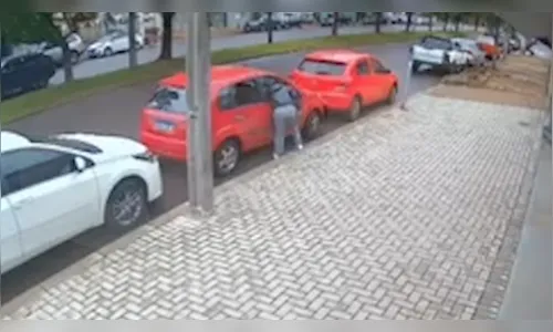 Mulher quebra carro do ex em via pública em Cascavel; veja vídeo