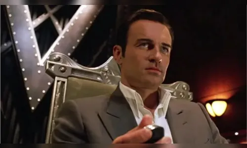 Morre Julian McMahon, ator de 