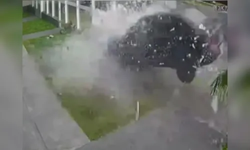 Câmera mostra carro desgovernado invadindo restaurante no PR; assista