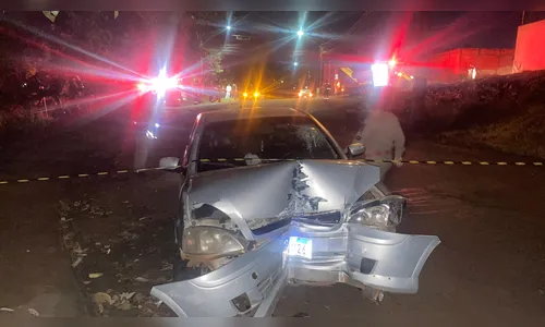 Corsa é destruído ao bater em poste e bairro fica sem luz em Apucarana