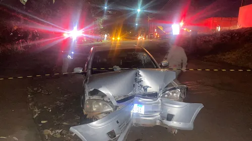 O local foi isolado pelo Corpo de Bombeiros devido ao risco de queda do poste e também de ocorrer um curto circuito.