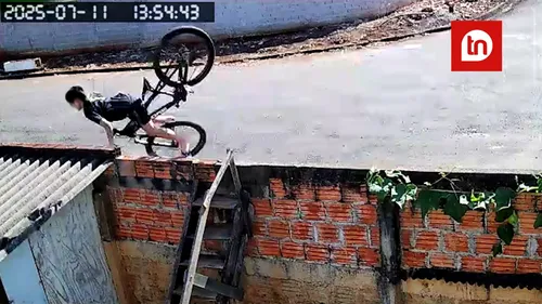 O menino sofreu apenas um ralado no braço.