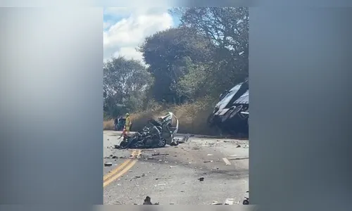 Colisão entre carro e caminhão deixa três mortos na PR-445