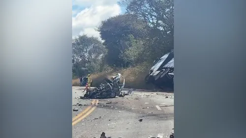 O veículo Fiat Pálio ficou totalmente destruído. Ainda não se sabe sobre as circunstâncias do acidente.
