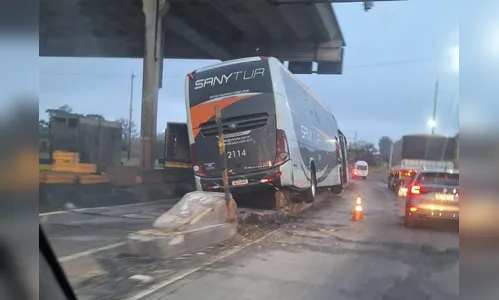 Ônibus sobe em mureta de pedágio em Arapongas e deixa dois feridos