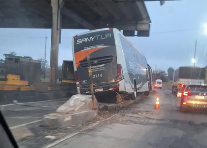 Ônibus subiu em mureta de pedágio na BR-369, em Arapongas