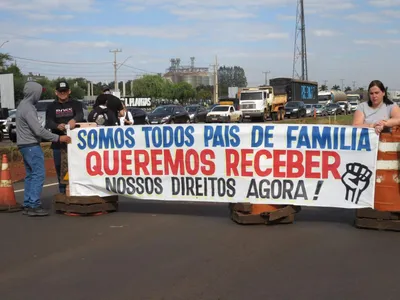 Os trabalhadores foram demitidos e não receberam as verbas rescisórias.